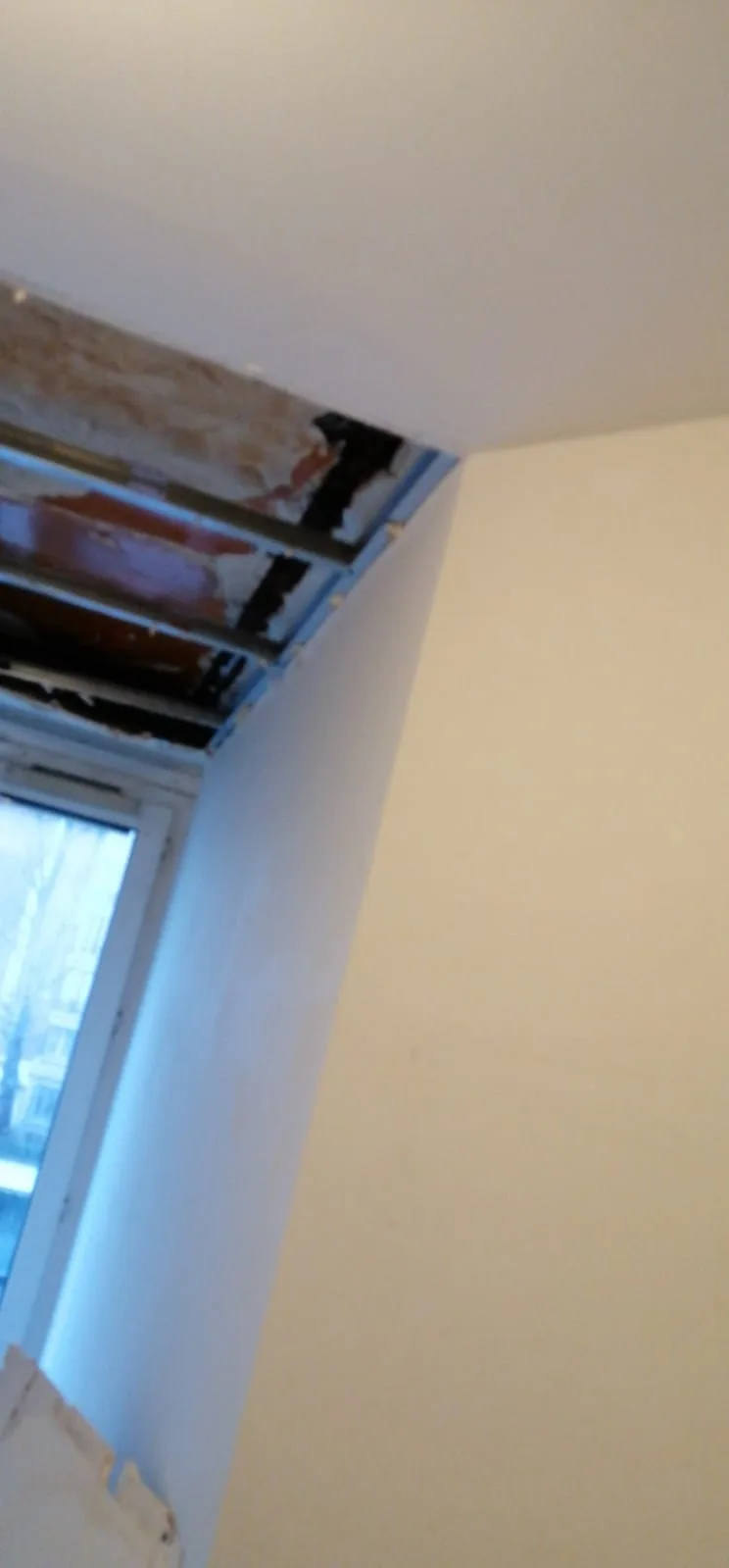 Pièce bâchée et protégée avant les travaux de remise en état