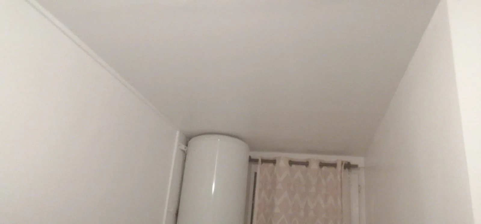 Pièce terminée après remise en état, plafond et murs repeints