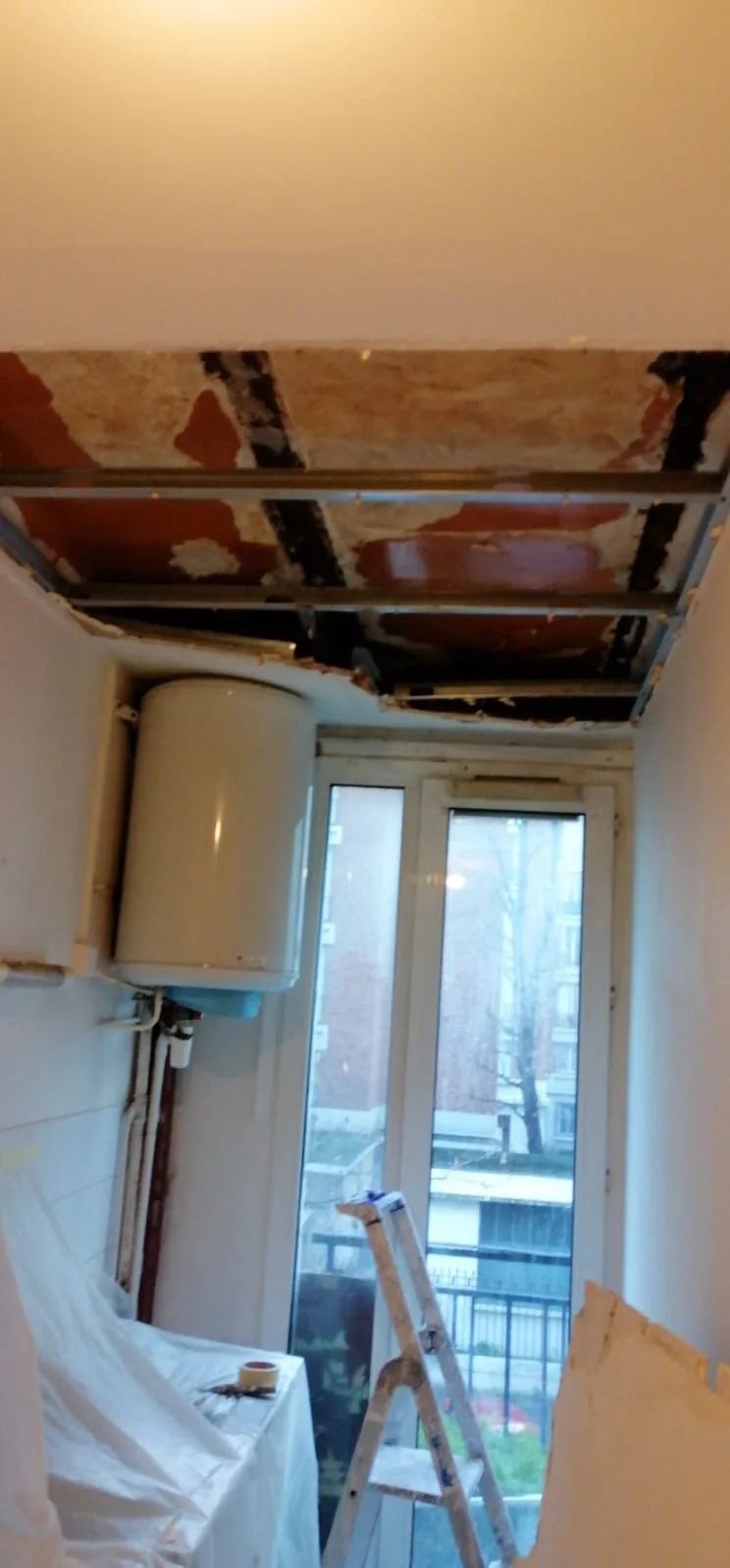 Plafond déposé laissant apparaître la structure après un dégât des eaux