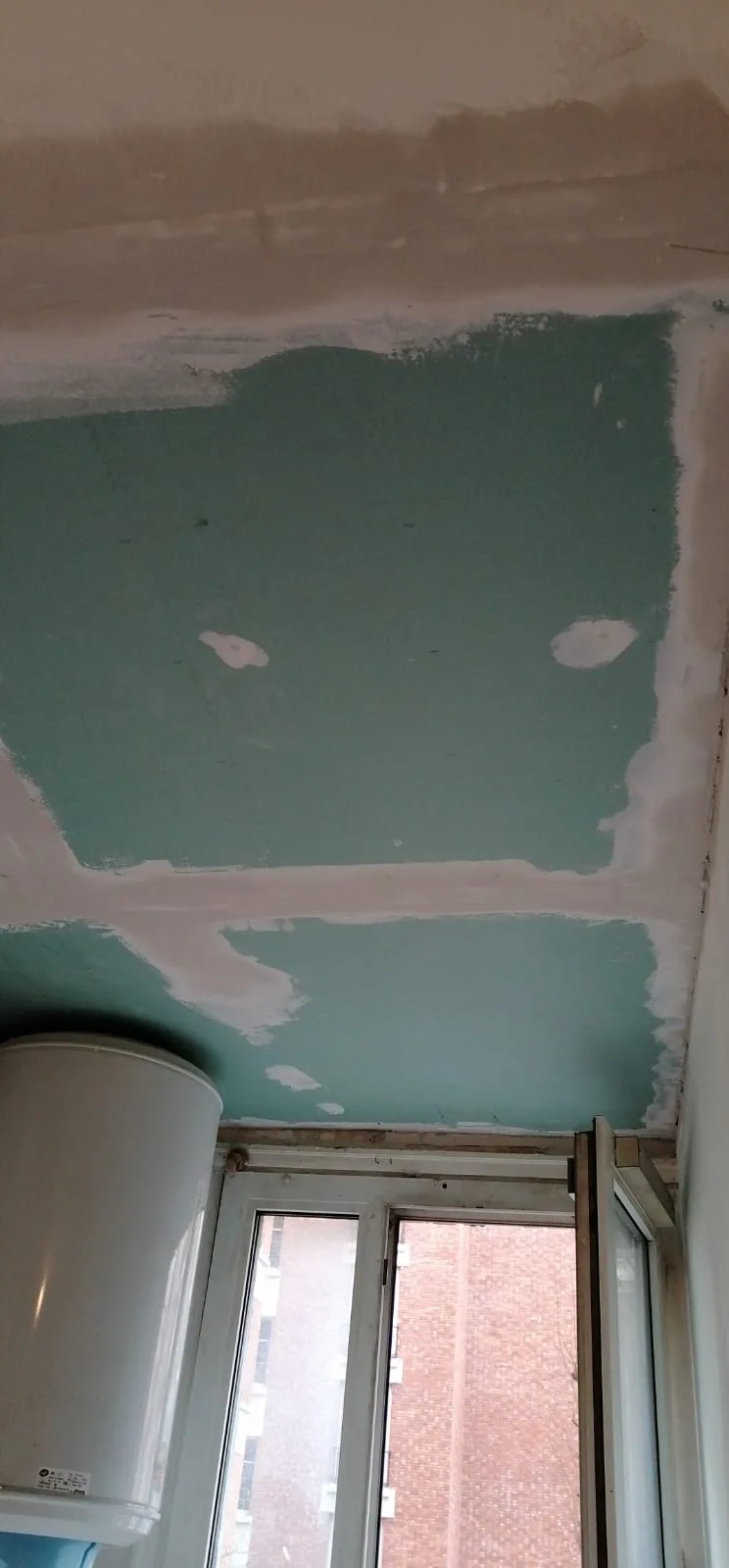 Plafond en cours de reprise après un dégât des eaux