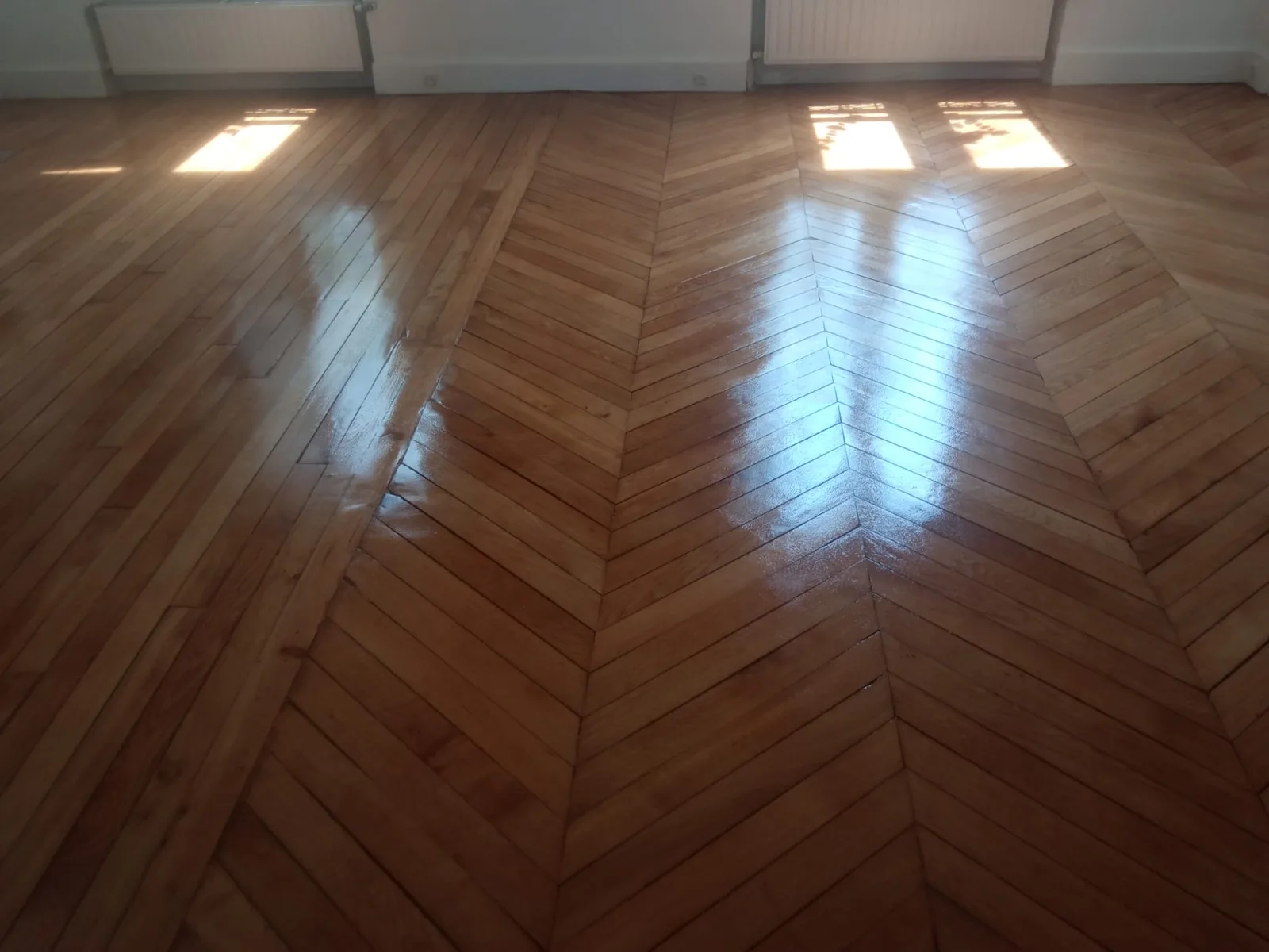 Parquet à chevrons poncé puis vitrifié dans une pièce vide