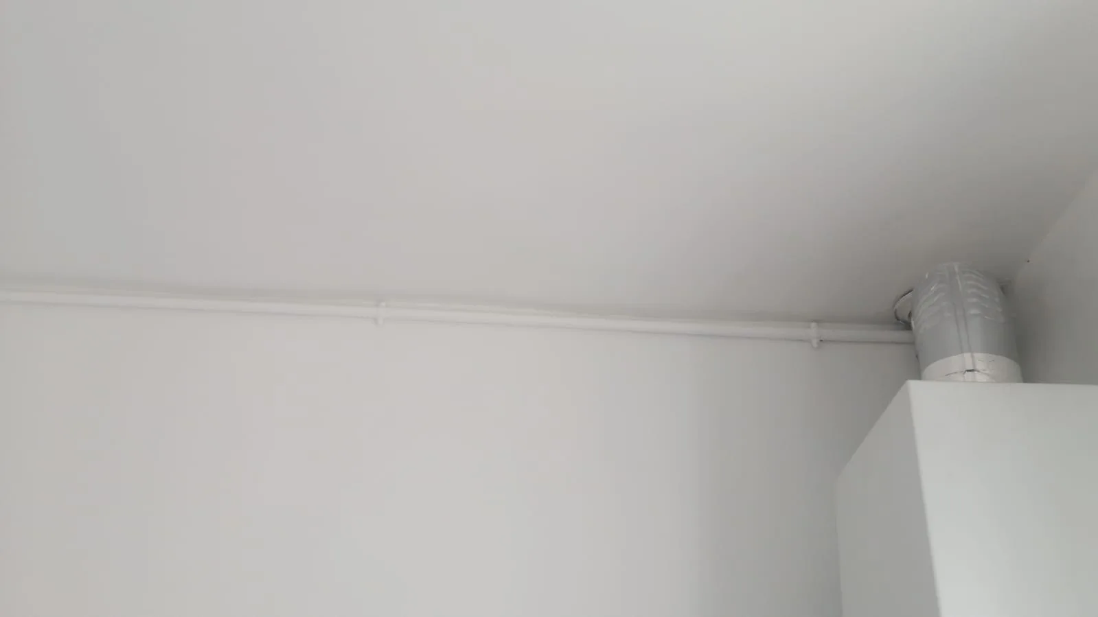 Le même plafond après reprise et peinture