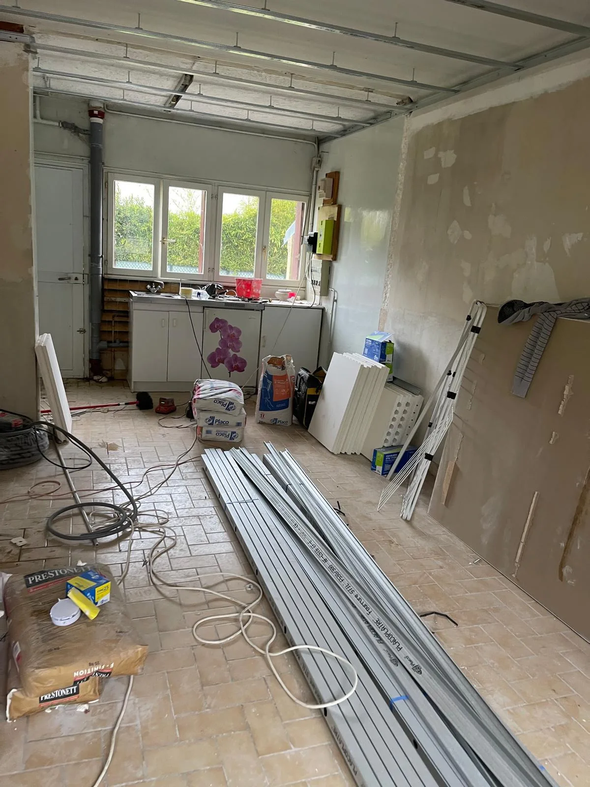 Chantier de cuisine avec gaines et réseaux en attente de pose