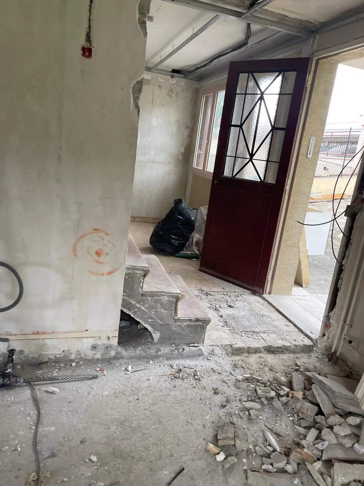Cloison en cours de démolition sur un chantier de rénovation intérieure