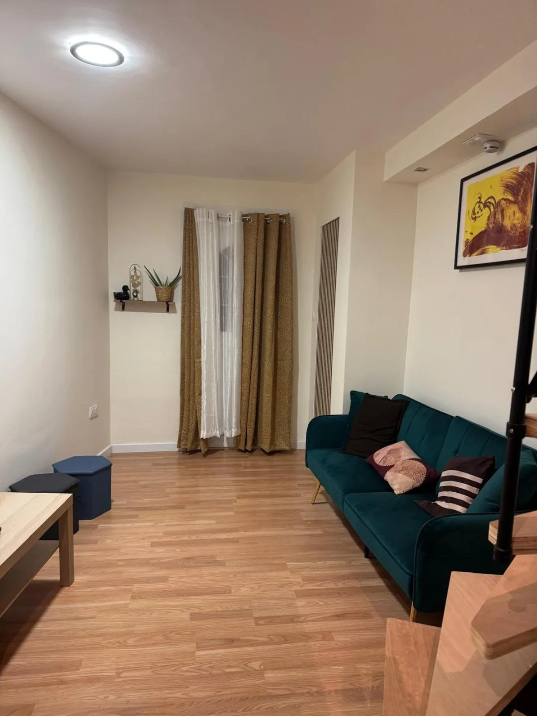 Séjour rénové et meublé après travaux
